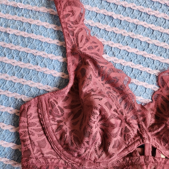 Victoria's Secret Medium Bra - Picture 3 of 6